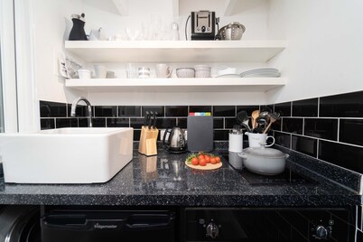 Tiddles – Sleeps 2 – Dog Friendly - Parking