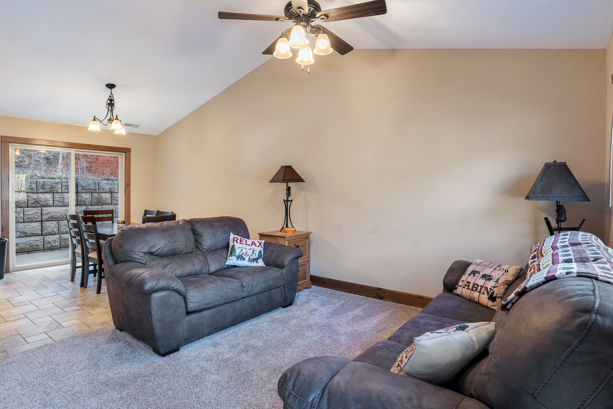 Great reviews!  Great Price! Pet Friendly, Fast Wifi 2 Bedroom, 2 Bath