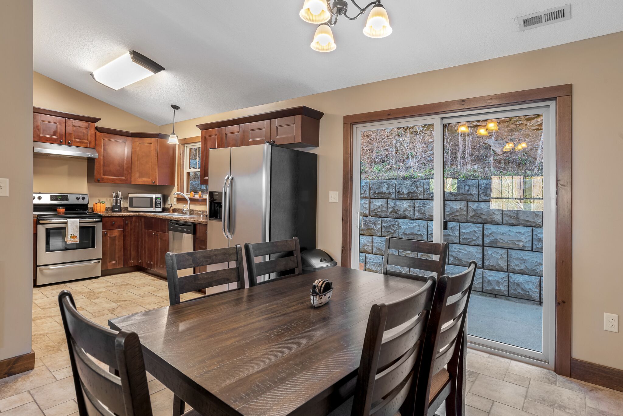 Great reviews!  Great Price! Pet Friendly, Fast Wifi 2 Bedroom, 2 Bath