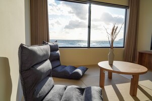 Design Condo for 6 Adults and 2 Children, Non Smoking | 2 bedrooms, desk, free WiFi, bed sheets