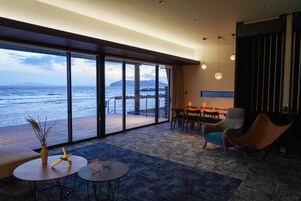 Design Condo for 6 Adults and 2 Children, Non Smoking | 2 bedrooms, desk, free WiFi, bed sheets