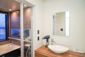 Apartamento de diseño, no fumadores (for 6 Adults and 2 Children) | Baño | Bañera y ducha independientes, secador de pelo, bidé y toallas