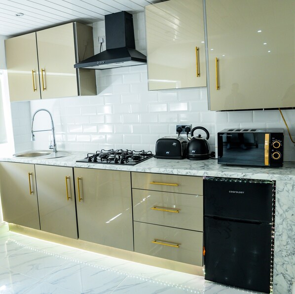 Réfrigérateur, micro-ondes, four, plaque de cuisson