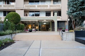 Exterior detail - Modern Palo Alto 2BR w/ Pool & Gym, near FB & Google, by Blueground (South Bay)
