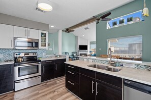 Jääkaappi, mikroaaltouuni, uuni, liesi