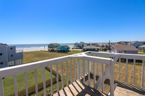 Unobstructed Ocean views!  Walk to the beach! King bed. Pets. NEMA 14-50 outlet!