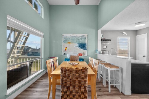 Unobstructed Ocean views!  Walk to the beach! King bed. Pets. NEMA 14-50 outlet!