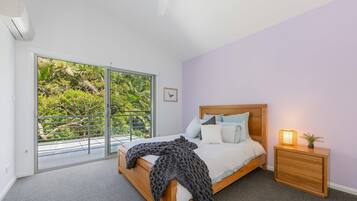 5 bedrooms, desk, iron/ironing board, bed sheets