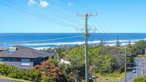 A residential area with houses, a road, and a view of the ocean. - Laze @ Lighthouse - modern family home with views and pool (Port Macquarie)