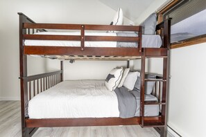 6 bedrooms, desk, iron/ironing board, travel cot