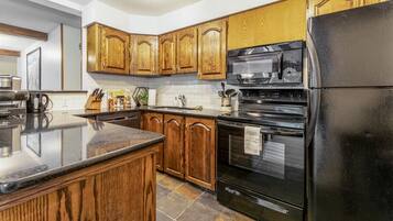 Een koelkast, een magnetron, een oven, een kookplaat