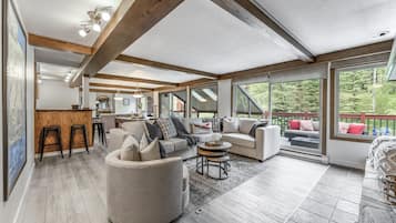 Een smart-tv, een open haard en een tafeltennistafel