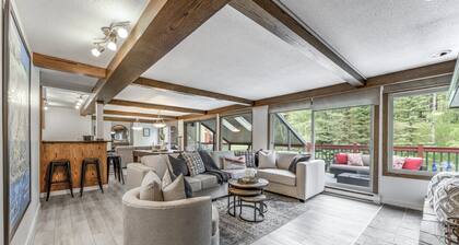 6-Br Ski Chalet | Ski In/Ski Out – 20 Steps to LIFT | POOL + PRIVATE Hot Tub