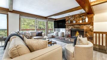 Een smart-tv, een open haard en een tafeltennistafel