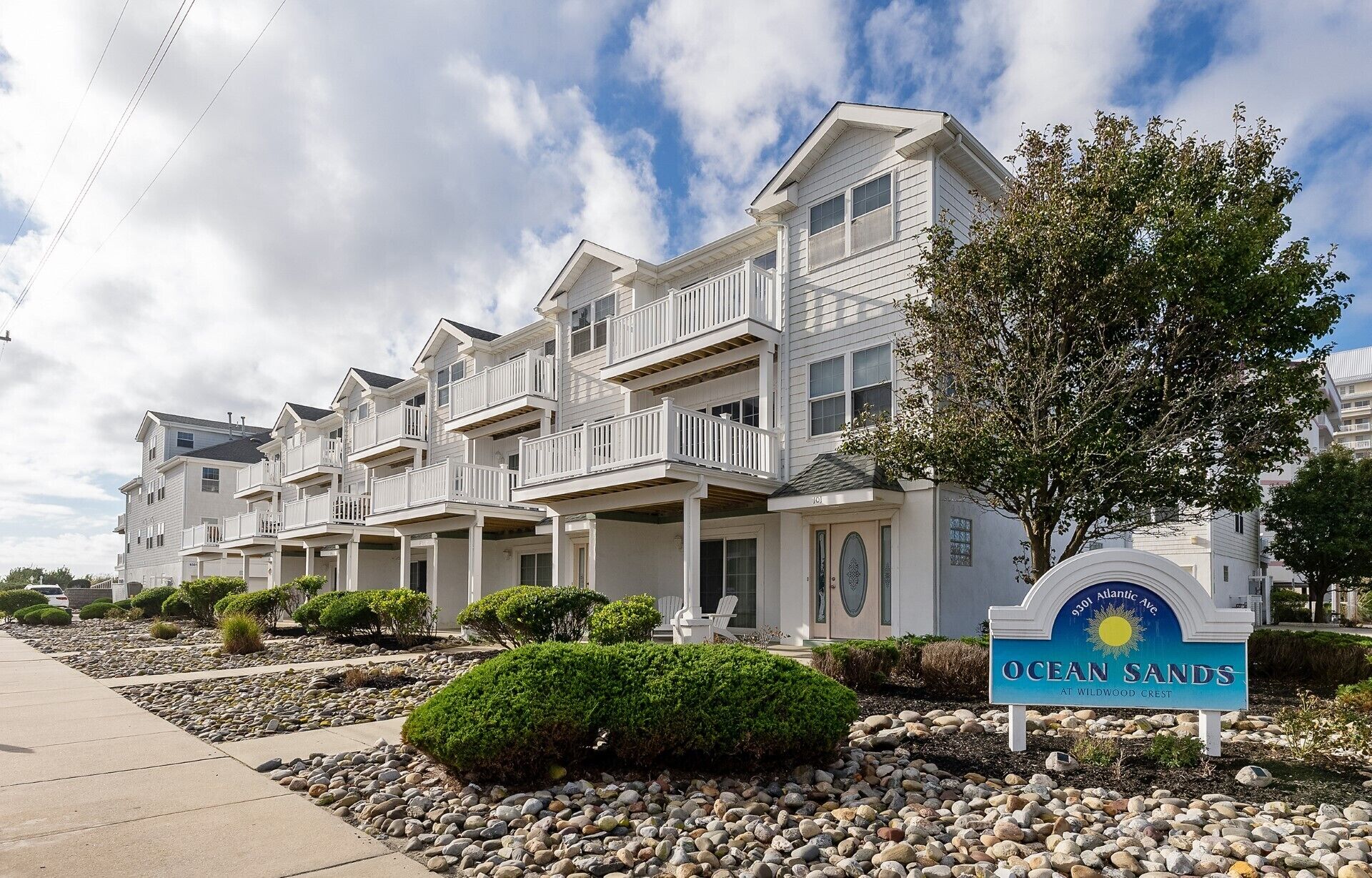 NOW BOOKING 2024!  OCEAN SANDS IS A SPECIAL "BEST IN CREST" TOWNHOUSE W/ POOL!