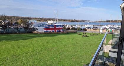 Folly View - First floor apartment that sleeps 4 guests in 2 bedrooms
