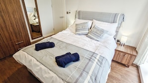 2 bedrooms, iron/ironing board, WiFi, bed sheets - Folly View -  First floor apartment that sleeps 4 guests  in 2 bedrooms (Binfield)
