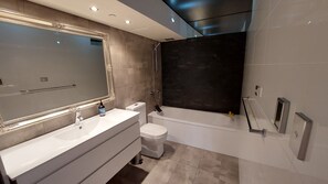 Ensemble douche/baignoire, sèche-cheveux, bidet, serviettes fournies