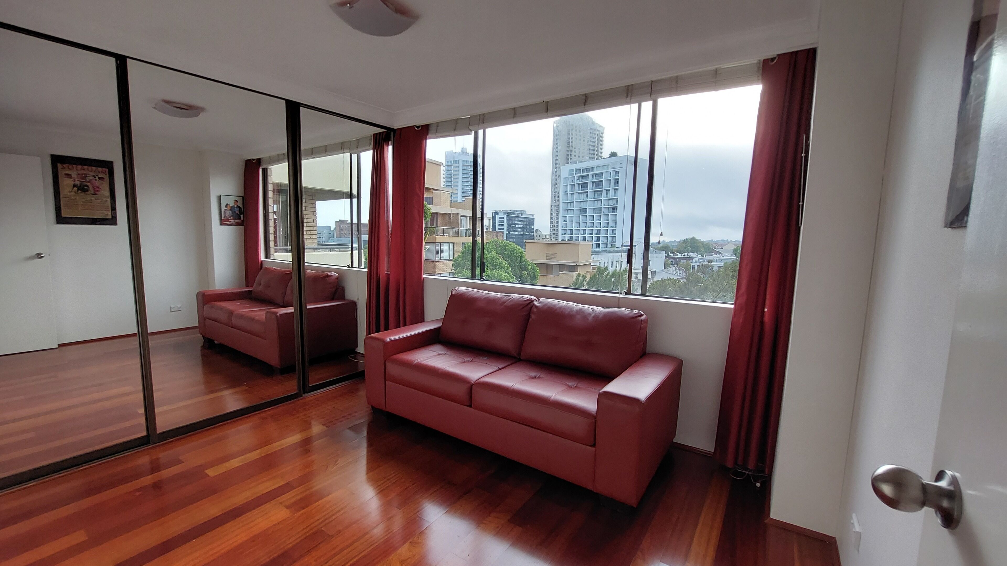 Spacious apartment with stunning harbour view — image 9