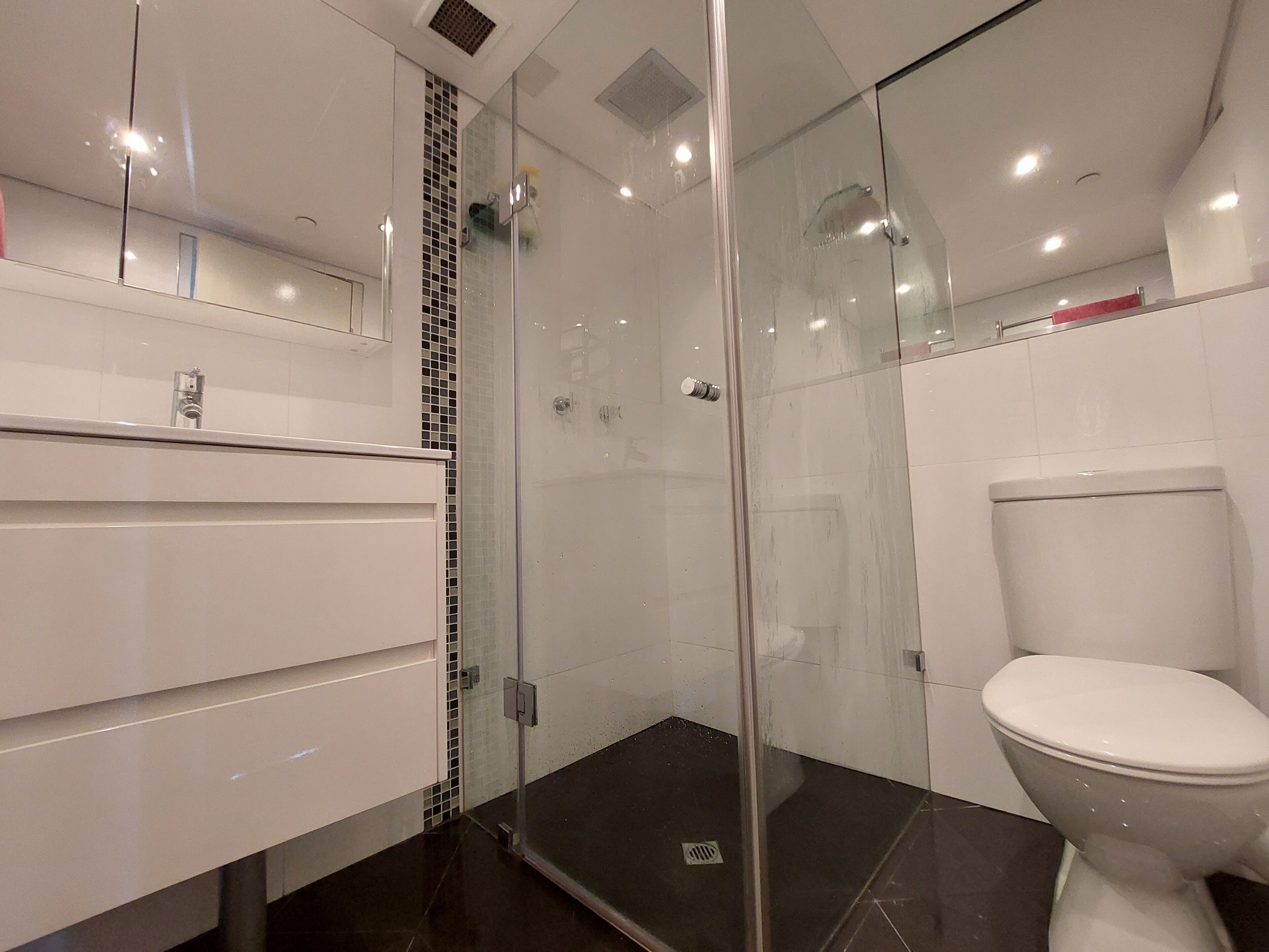 Spacious apartment with stunning harbour view — image 12