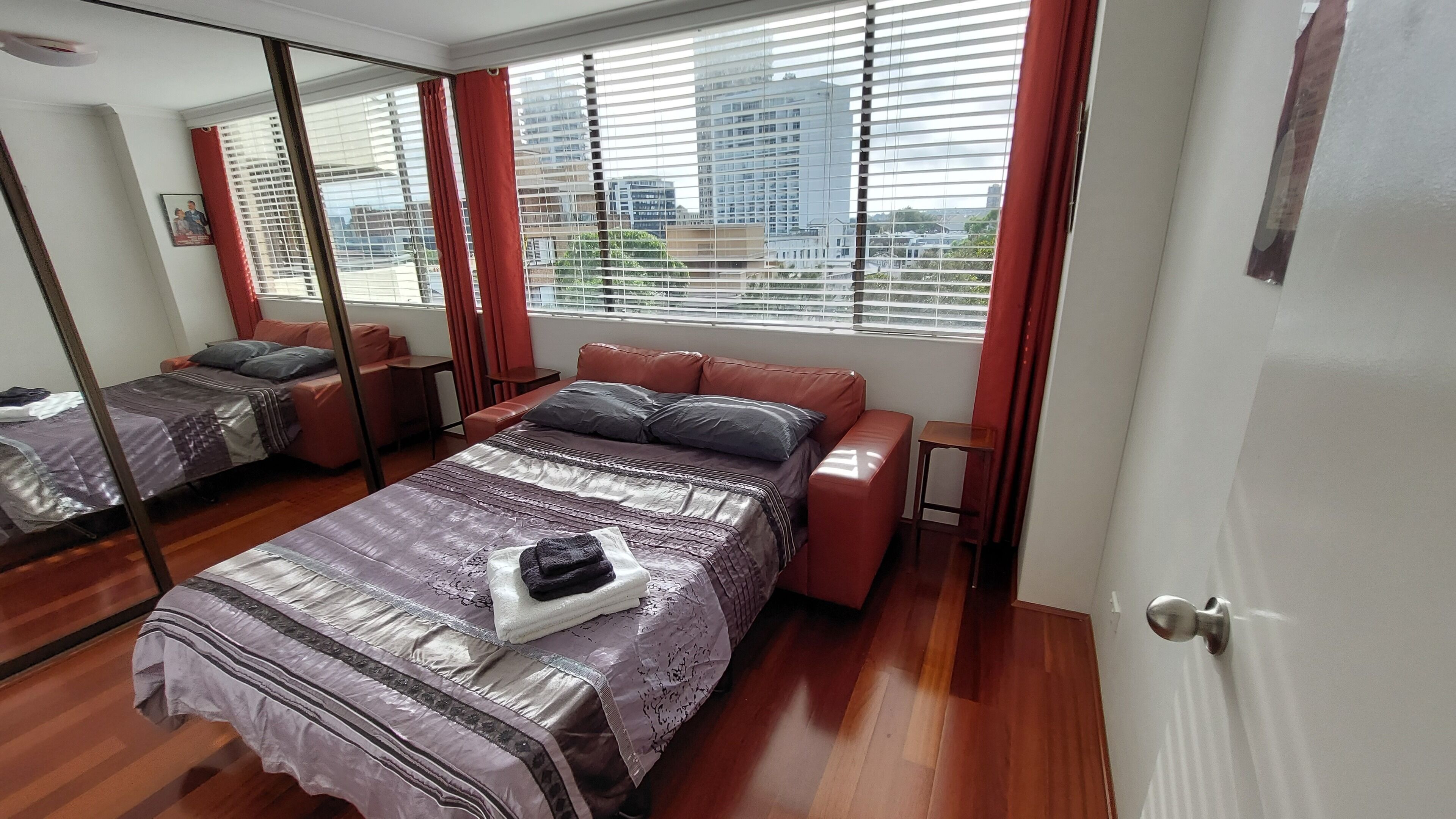 Spacious apartment with stunning harbour view — image 10
