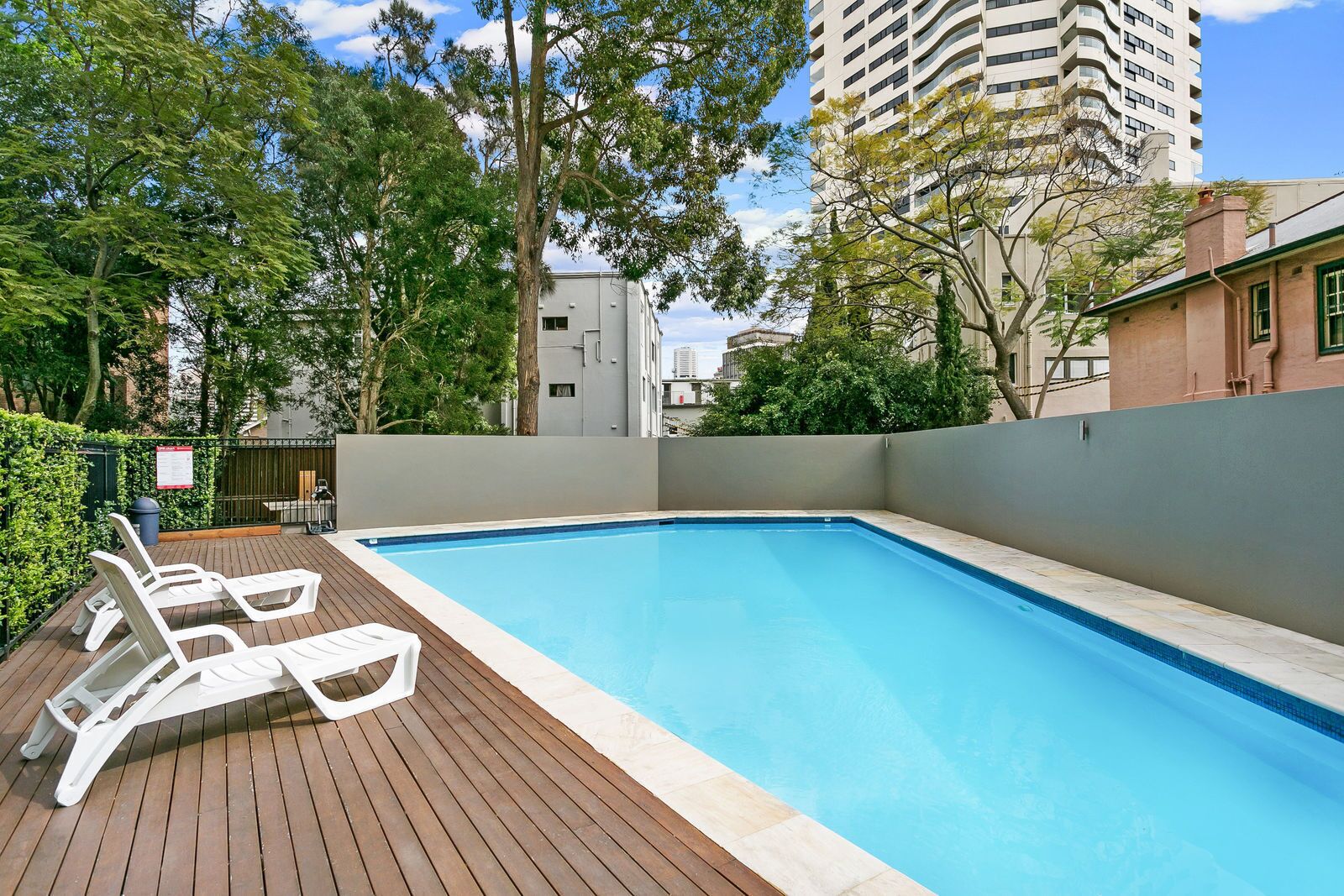 Spacious apartment with stunning harbour view — image 3