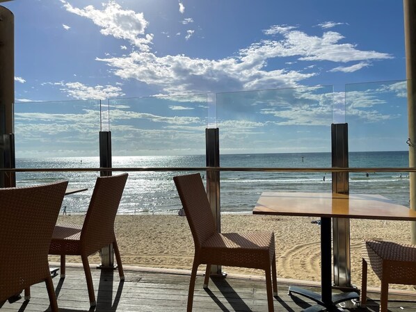 Outdoor dining - Capelink Atop Prestigious Oliver's Hill: Longer Stay Welcome (Frankston South)