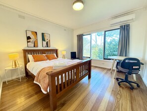4 bedrooms, iron/ironing board, WiFi, bed sheets