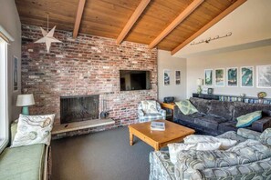 Smart TV y chimenea 