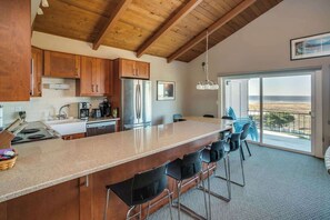 Fridge, microwave, oven, stovetop - Pacific View V486 (Gearhart)