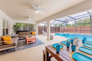 A heated pool - Vacation Home 3 beds 2 bathrooms 5 miles to Disney Springs.  7 Minutes to Disney (Kissimmee)