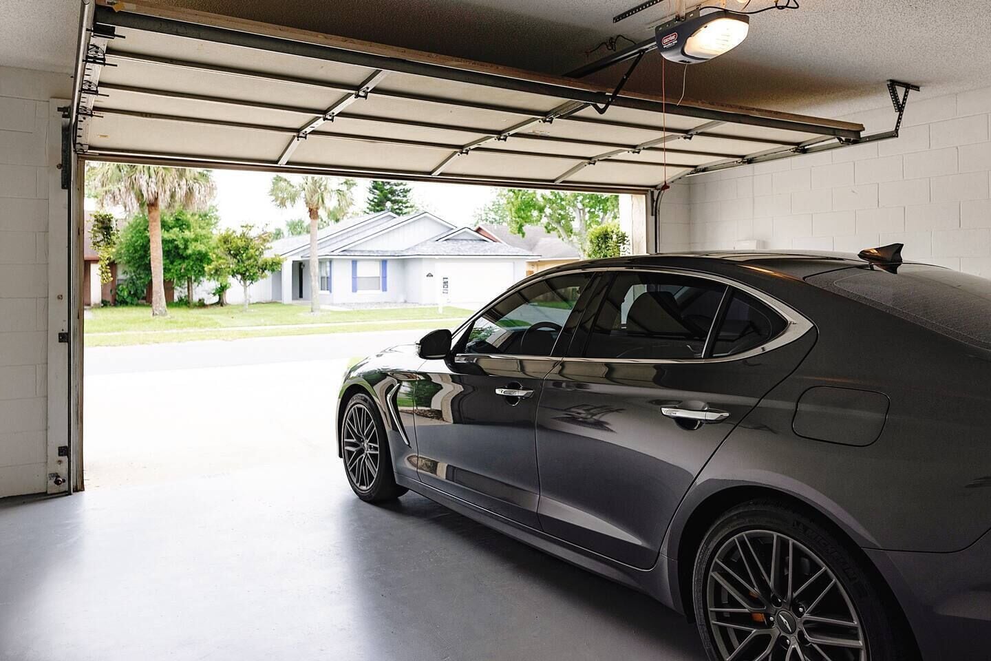 Un garage dans lequel une voiture est garée.