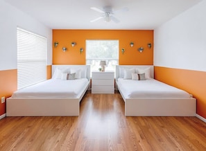 3 bedrooms, iron/ironing board, travel cot, WiFi - Vacation Home 3 beds 2 bathrooms 5 miles to Disney Springs.  7 Minutes to Disney (Kissimmee)