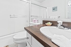 Ensemble douche/baignoire, sèche-cheveux, serviettes fournies