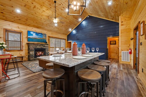 New Cabin, Hot Tub & Stunning Anakeesta Views -5 min from downtown Gatlinburg!