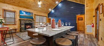 New Cabin, Hot Tub & Stunning Anakeesta Views -5 min from downtown Gatlinburg!