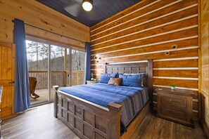 4 عدّة غرف نوم وواي فاي مجانًا وملاءات أسرّة