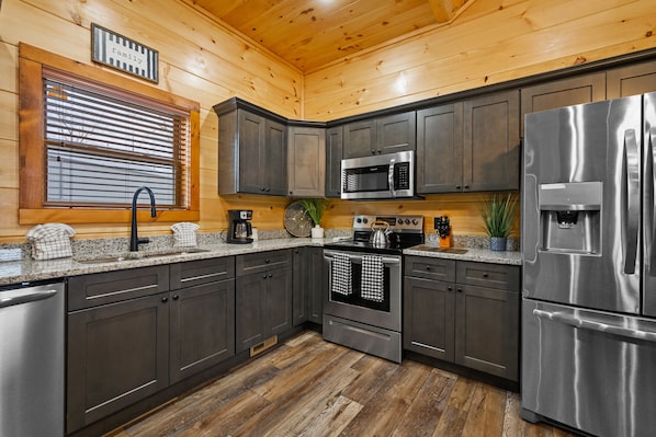 Fridge, microwave, oven, stovetop - New Cabin, Hot Tub & Stunning Anakeesta Views -5 min from downtown Gatlinburg! (Gatlinburg)