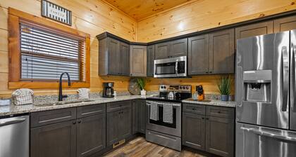 New Cabin, Hot Tub & Stunning Anakeesta Views -5 min from downtown Gatlinburg!
