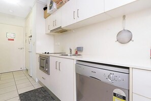 Private kitchen - Inner City Darwin Apartment (Darwin City)