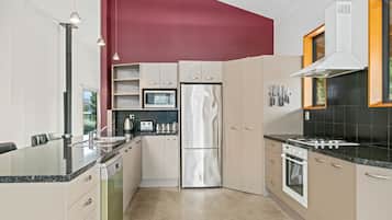 Jääkaappi, mikroaaltouuni, astianpesukone, leivänpaahdin