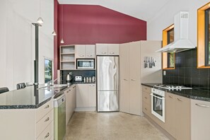 雪櫃、微波爐、洗碗機、多士爐