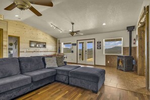 Televisión y chimenea 