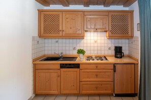 Kühlschrank, Mikrowelle, Herdplatte, Geschirrspüler