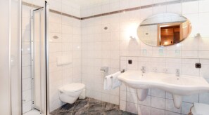 Een douche, een haardroger, handdoeken