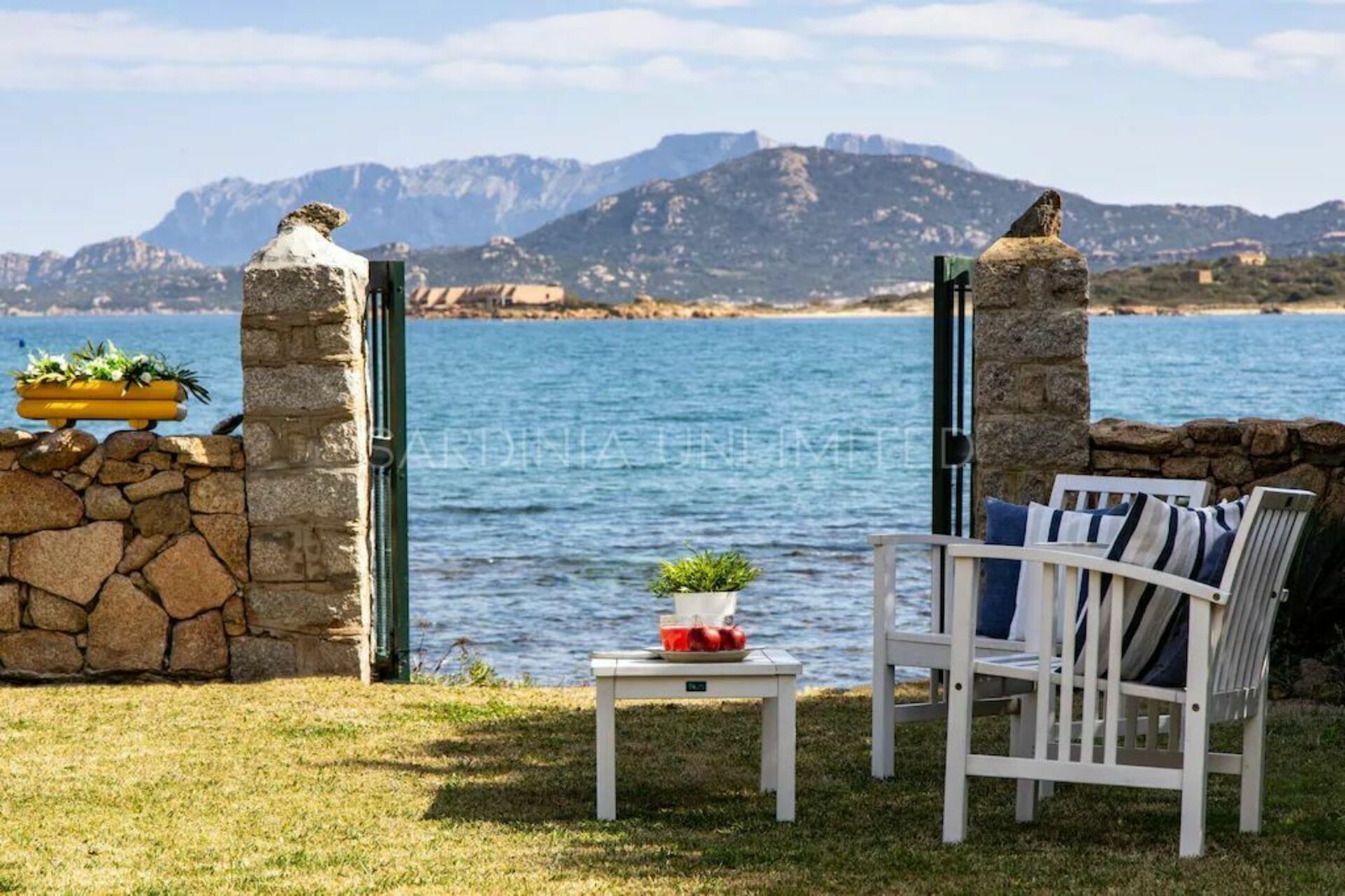 Villa Celine: direct access to the sea and jacuzzi.