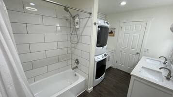 Ensemble douche/baignoire, sèche-cheveux, serviettes fournies, savon