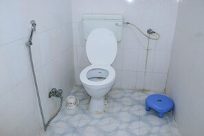 Shower, rainfall showerhead, free toiletries, bathrobes