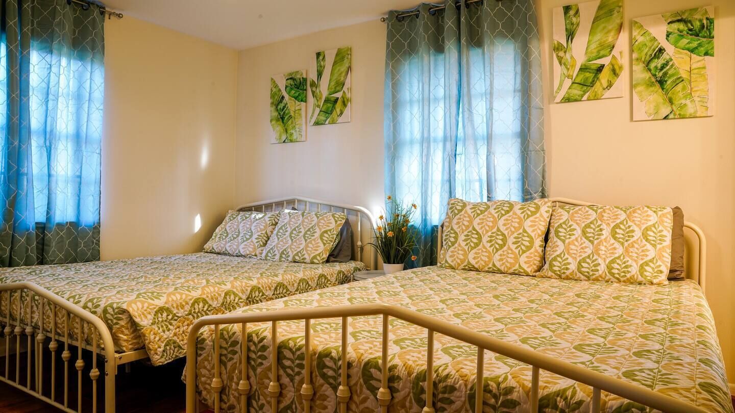 3 quartos, escrivaninha, ferros/tábuas de passar roupa