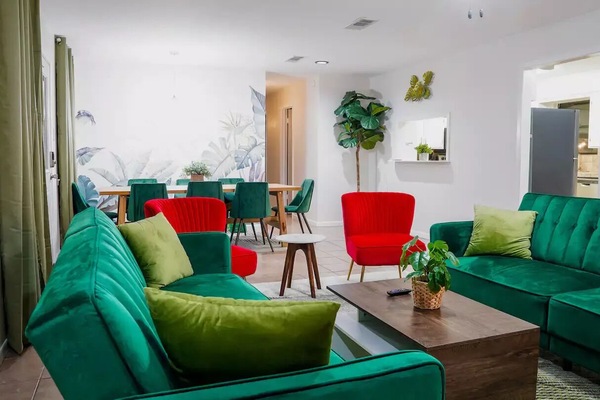 Smart TV, fireplace, Netflix, Hulu